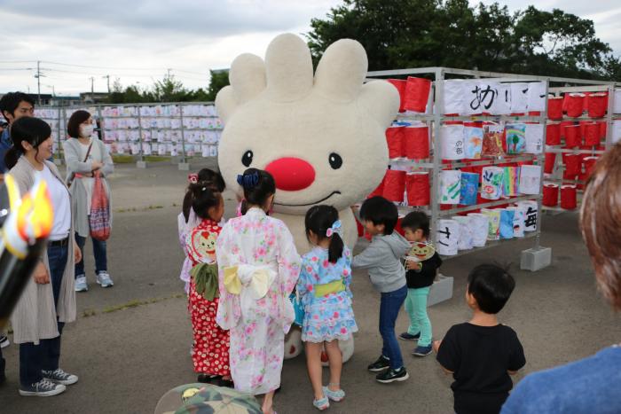 手稲夏あかりの会場で、子供たちと戯れる、ていぬの様子を写した画像