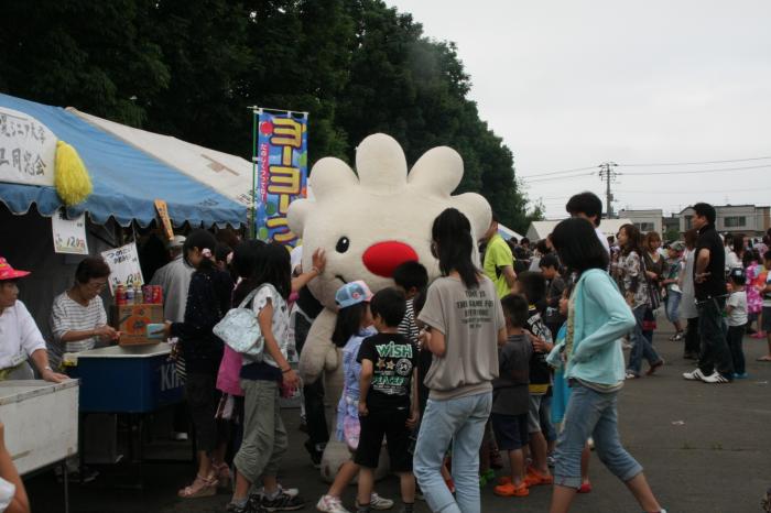 ていね夏あかりの会場で、移動中にも子供たちに囲まれて触られる、ていぬの画像