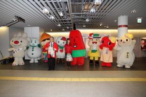 札幌駅前通り地下歩行空間で、札幌市内の多くのマスコットキャラクターと記念撮影をする、ていぬ