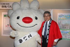 上田市長と記念撮影をする、ていぬの画像