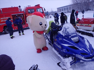 ていね雪の祭典の会場で、雪上バギーのPRをする、カガクガオーの画像