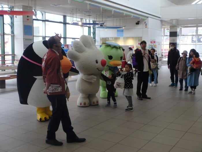 あいくるで開催された、春の小樽プロモーションで、小樽市内のマスコットキャラクターたちと一緒に子供と触れ合う、ていぬの画像