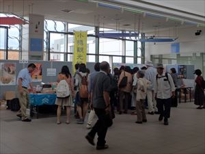 手稲駅の、あいくる広場で開催したイベント「きたしり」の物販で賑わう様子の画像