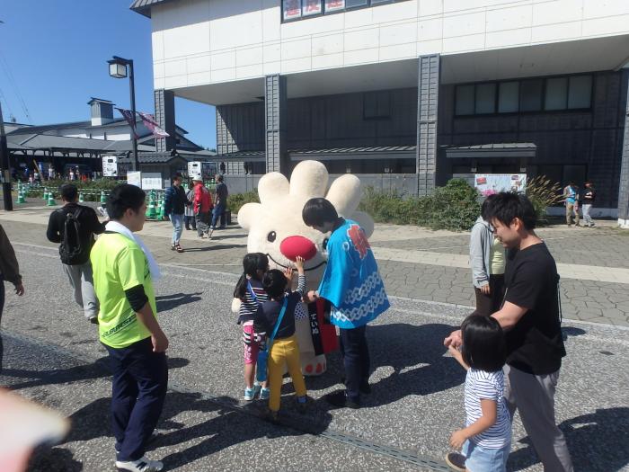 石狩さけまつりで、来場した子供と触れ合う、ていぬの画像