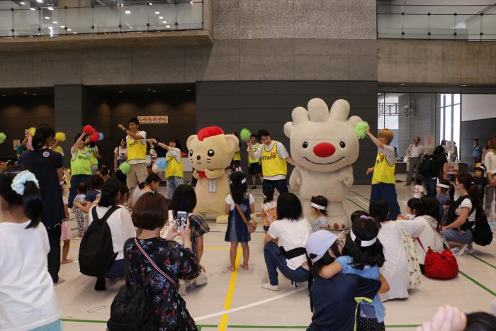 ぱわふるきっずらんどの会場で、かがくがおーと一緒に、参加した子供たちと触れ合う、ていぬの画像