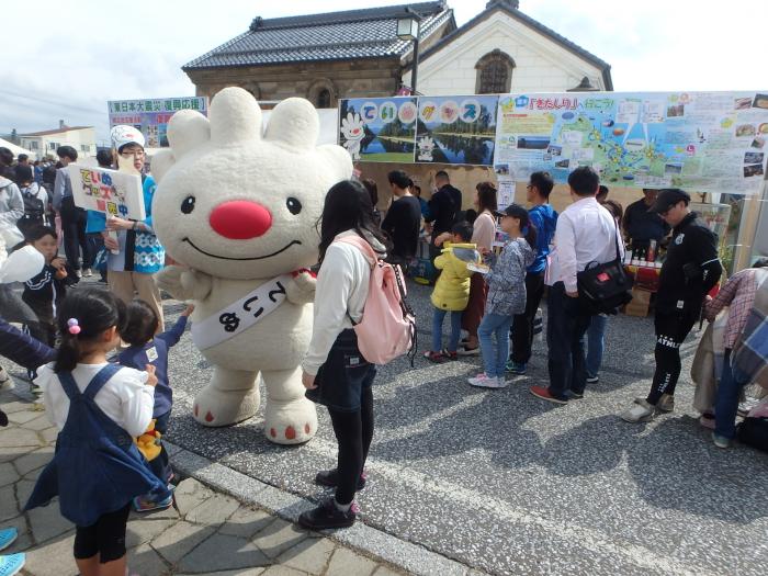 石狩さけまつりの手稲区ブース前で、来場者と触れ合う、ていぬの画像