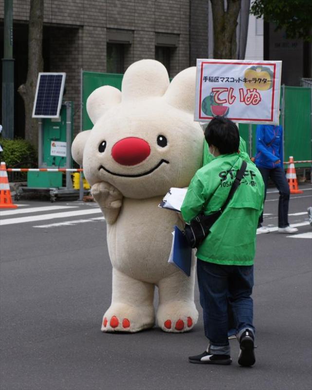 よさこいソーランまつりの会場を行進する、ていぬの画像