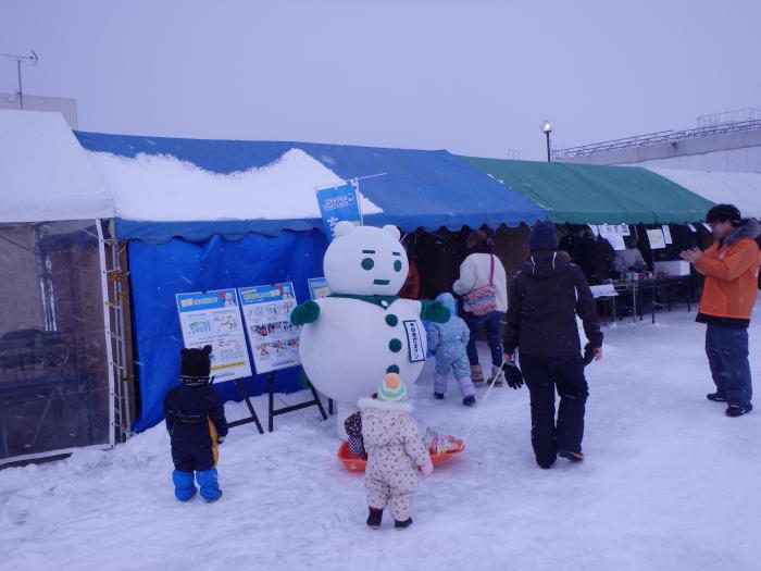 ていね雪の祭典の会場で、雪上で子供たちと触れ合う、ゆきだるまんの画像