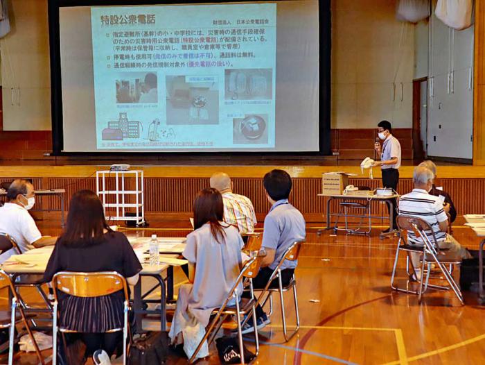 写真2:避難所運営に関する座学説明の様子