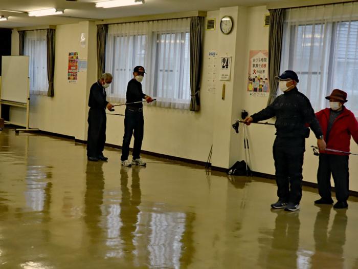 写真1:2人1組のストレッチの様子