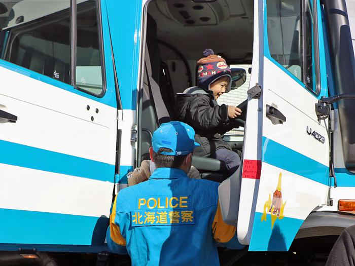 写真3:警察車両を見学する子ども