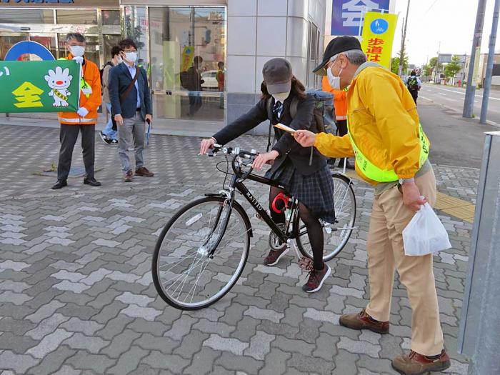 写真2:街頭啓発の様子