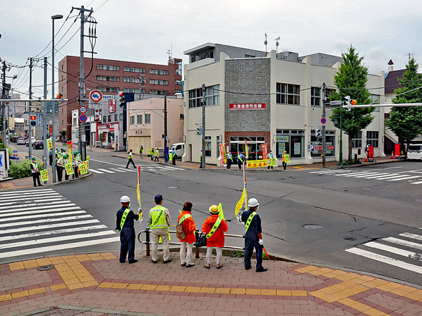 写真2:街頭啓発の様子