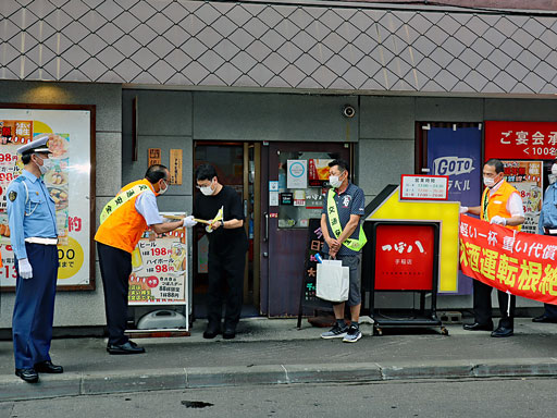 写真4:料飲店への啓発の様子