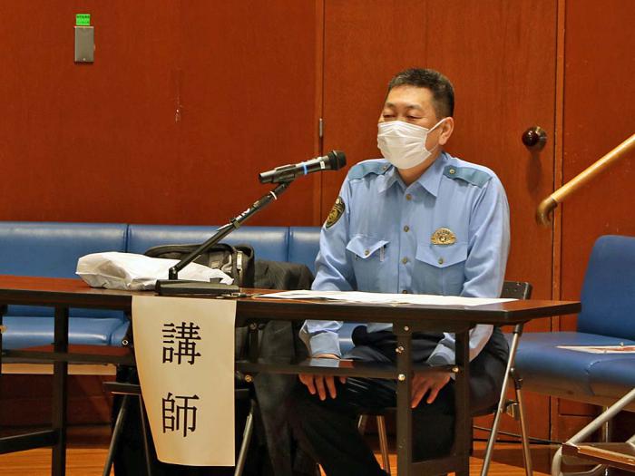 山崎生活安全課長による講話の様子