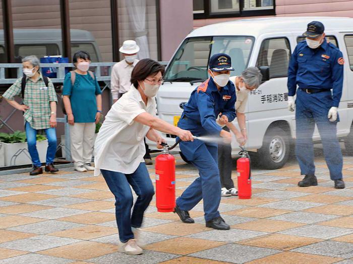 消火器の使用を体験する参加者