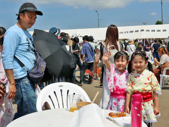 祭りを楽しむ来場者たち1