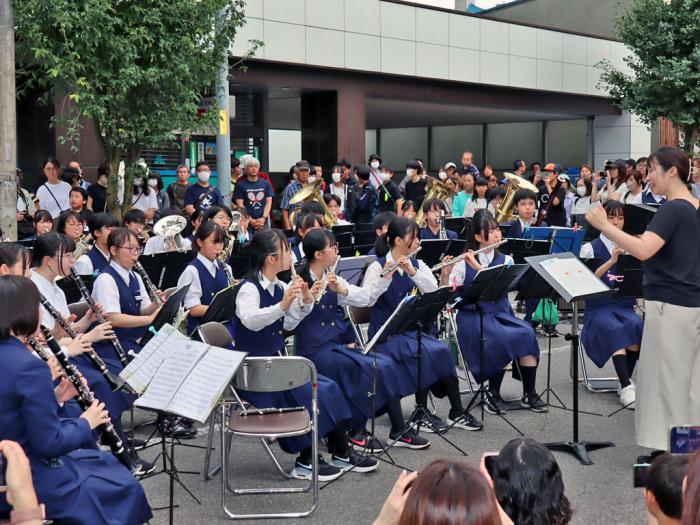 手稲中学校による吹奏楽演奏の様子