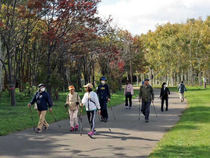 前田森林公園内でのウオーキングの様子2