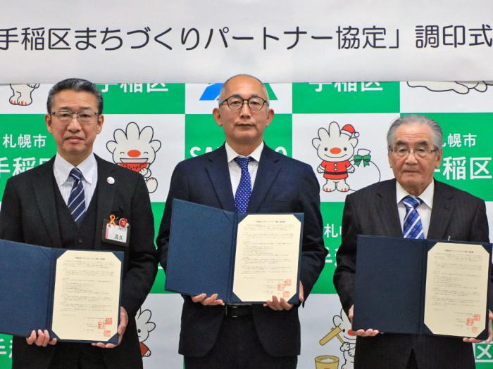 （左から）高久区長、寺尾代表取締役社長、平川会長