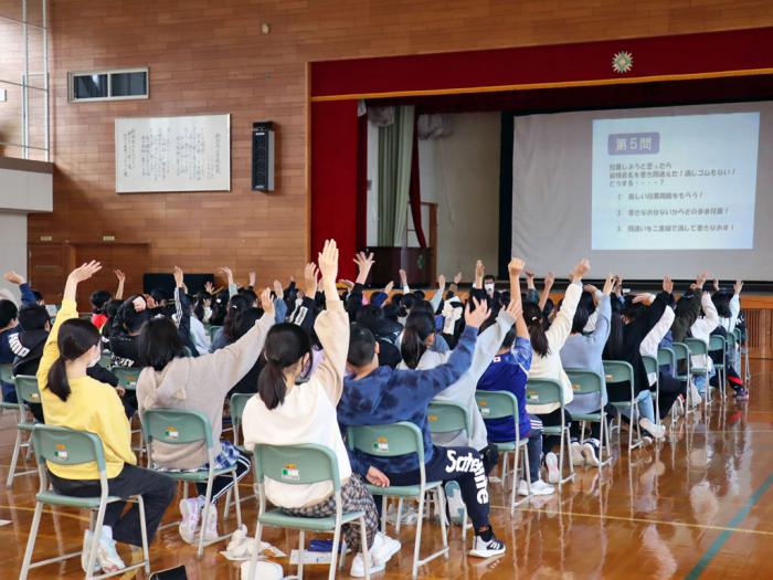 選挙クイズに挑戦する児童の様子