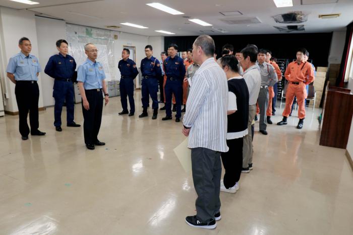 手稲消防署長が感謝を伝える様子