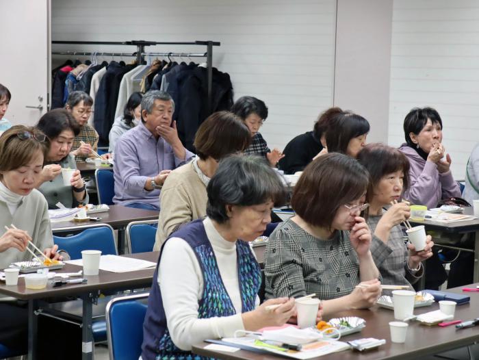 減塩料理を試食する参加者