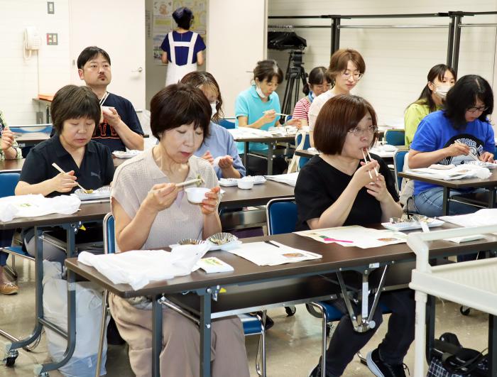 試食する様子