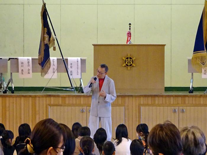 ソーラン節を歌う伊藤さんと子どもたち1