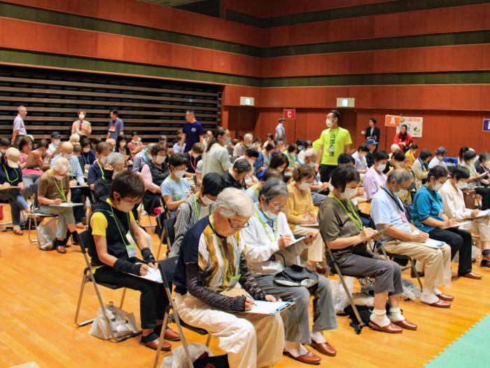 配付された「あるくていねく」に目を通す参加者の様子