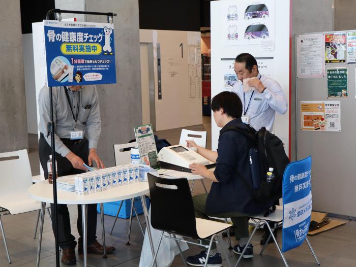 骨の健康度チェックの様子