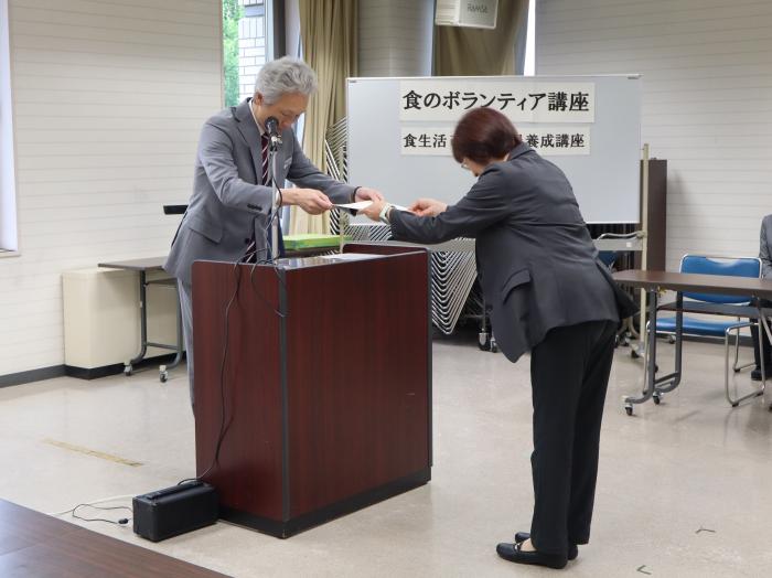 里区長から修了証が手渡されている様子