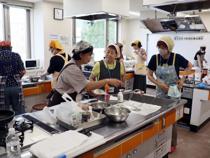 食生活改善推進員養成講座の調理実習の様子