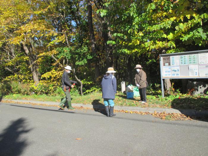 R041026稲穂ひだまり公園秋の大掃除1