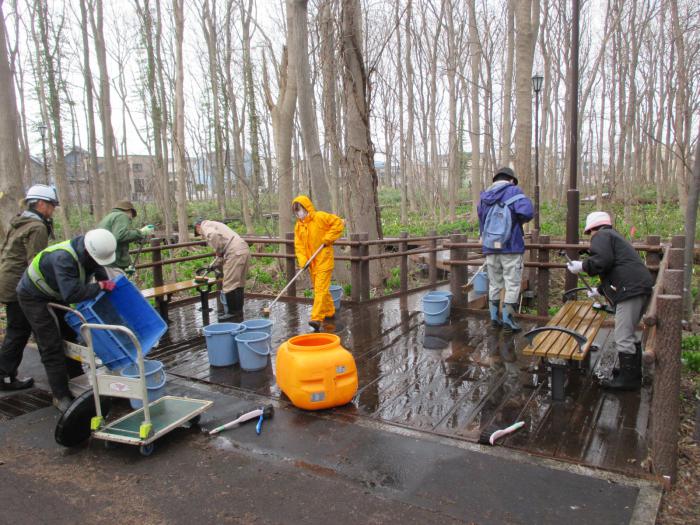 床の汚れは、ある程度水をたくさん流す