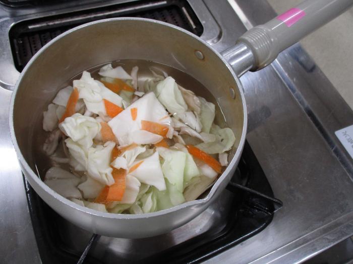 鍋にお湯を入れ、カット野菜を加熱する様子