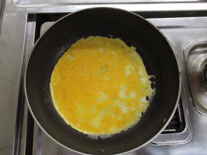 フライパンで薄焼き卵を作る様子