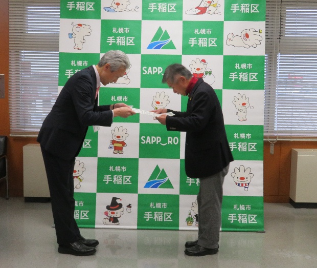 区長からの表彰状授与の様子