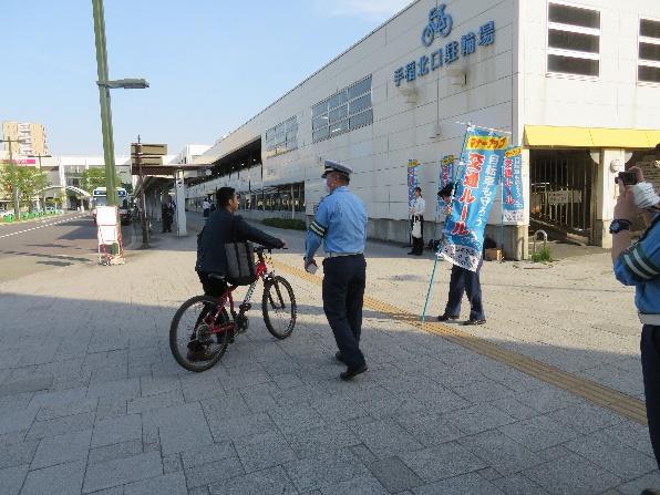 JR手稲駅前にて手稲警察署が自転車利用者に啓発活動を行う様子1