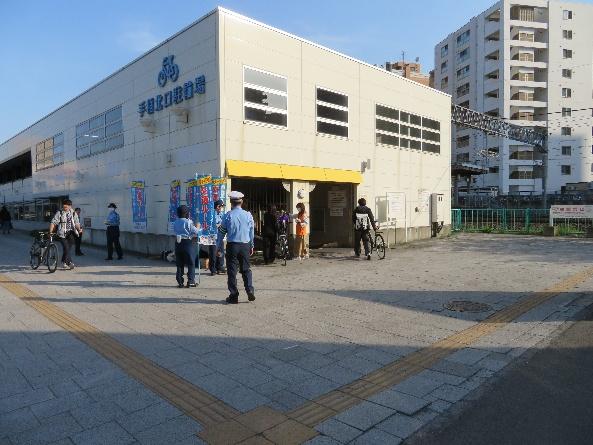 JR手稲駅前にて手稲警察署が自転車利用者に啓発活動を行う様子2
