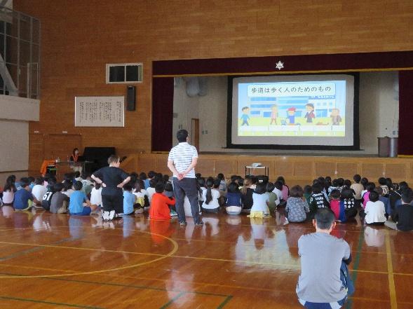 区内の小学校で交通安全教室を実施