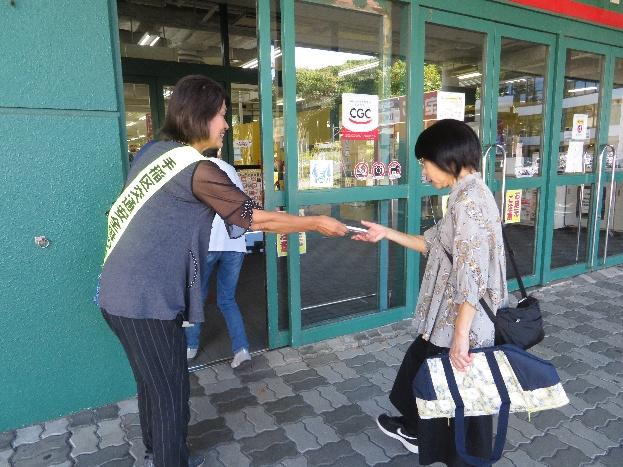 ラッキー星置駅前店付近の街頭啓発の様子1