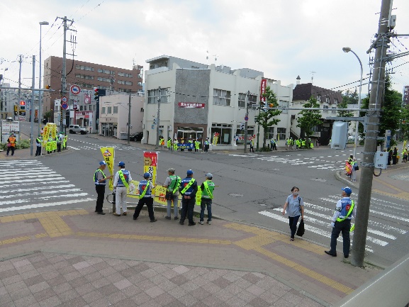 JR手稲駅南口直近交差点での旗の波啓発
