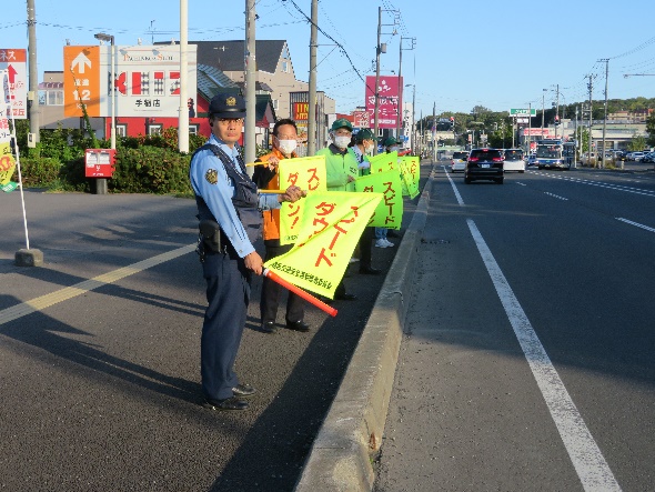 国道5号線での交通安全街頭啓発の様子