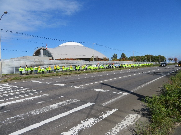 国道337号上での旗の波街頭啓発