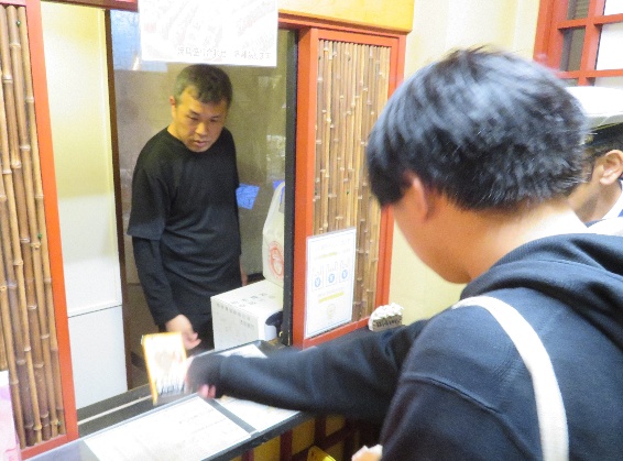 飲食店での啓発の様子