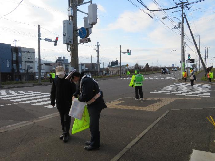交通事故死亡現場での街頭啓発の様子