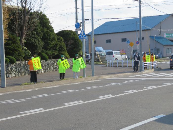信号機のない横断歩道での街頭啓発の様子