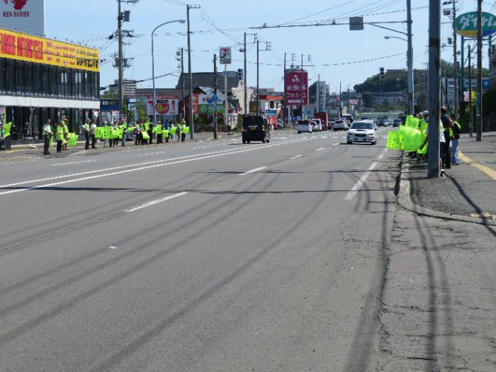 旗の波街頭啓発の様子