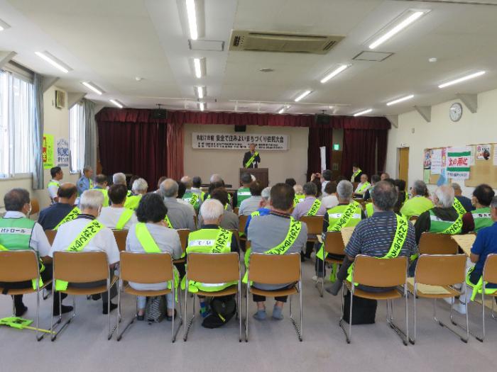稲穂会館内での手稲区長の挨拶の様子